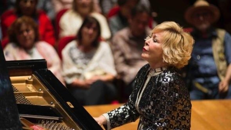 Piyanist G�lsin Onay �z�nt�s�n�, 'Ah �ehitlerimiz. Me�er g�ky�z� onlara a�l�yormu�. Yan�yor y�re�imiz.' s�zleriyle dile getirdi.  