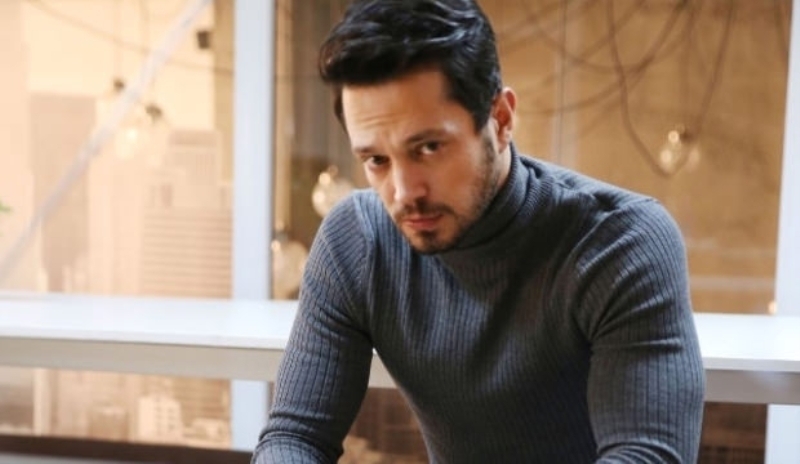 �ark�c� ve oyuncu Murat Boz, bayrak foto�raf�yla '�ehitlerimize Allah'tan rahmet, kederli ailelerine ba� sa�l���, yaral� Mehmet�iklerimize acil �ifalar diliyorum. Milletimizin ba�� sa� olsun.' c�mlelerini kulland�.  