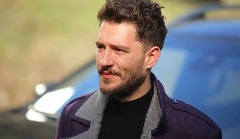 Gen� oyuncu Uraz Kayg�laro�lu, �ehitlere Allah'tan rahmet, yaral�lara �ifalar diledi.