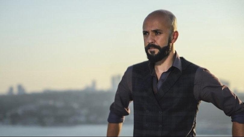 Oyuncu Sarp Akkaya, 'Yazacak s�yleyecek bir �ey yok. Y�re�imiz yand�. Allah'tan rahmet, yak�nlar�na sab�r diliyorum. Ba��m�z sa� olsun. �ehitlerimiz var.' payla��m�n� yapt�.  