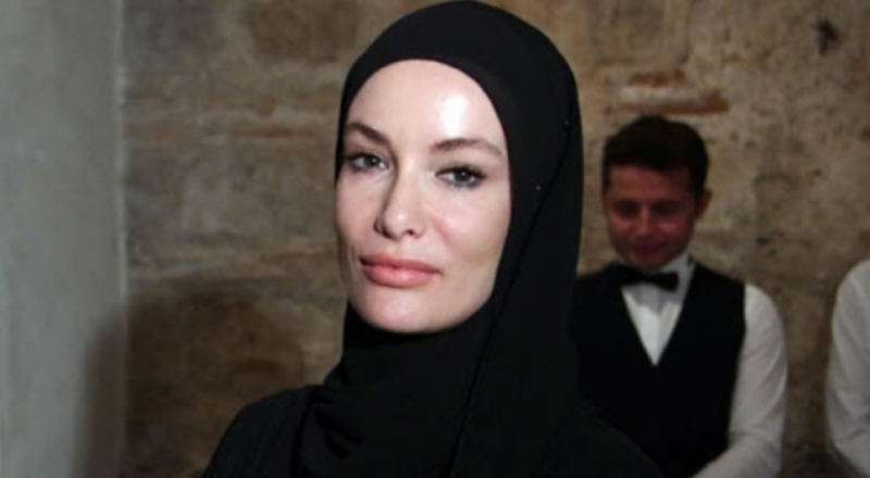 Oyuncu Gamze �z�elik, bayrak foto�raf�yla birlikte, �u payla��m� yapt�:  'Ya Rabb'im �ehitlerimize rahmet eyle, yak�nlar�na sab�r ver. Ordumuzu, yurdumuzu, milletimizi her t�rl� d��mandan koru. Yaratt�klar�n�n �errinden yine sana s���n�r�z Allah'�m. Bizi sensiz b�rakma. Bize birlik ve dirlik nasip et. ��phesiz sen, her i�inde galip olans�n ve g�c�n her �eye yeter.'