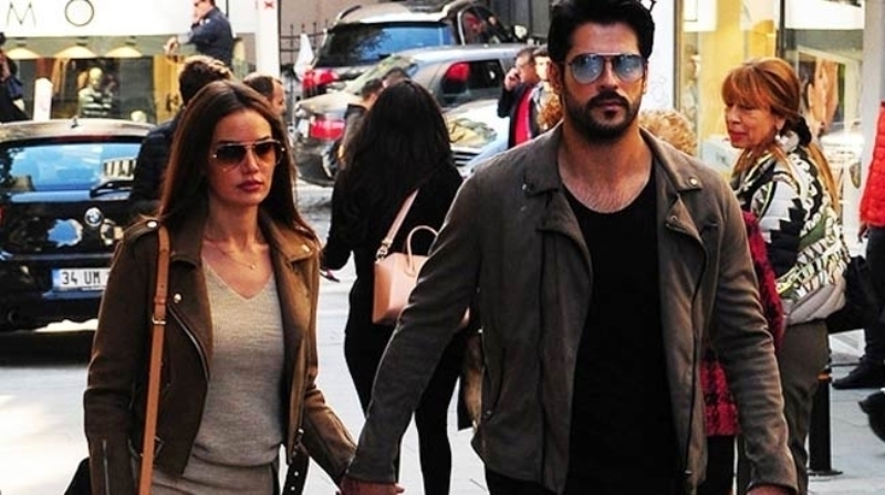 Oyuncu Burak �z�ivit ile e�i Fahriye Evcen, sosyal medya payla��m�nda 'Milletimizin ba�� sa� olsun' yaz�l� bayrak foto�raf� payla�t�.  