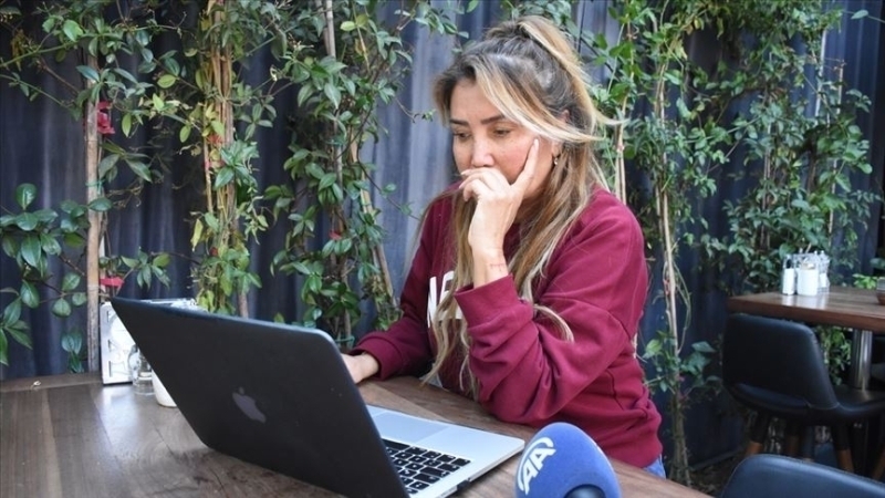 Yonca Evcimik de '�ok �zg�n�m. �ehitlerimize Allah'tan rahmet, ailelerine sab�r, yaral�lara acil �ifa diliyorum. Allah'�m sen askerlerimizi koru.' ifadelerini kulland�.