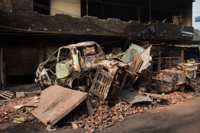 BBC'deki habere gre, 25 ubat akam Yeni Delhi'ye komu Uttar Prade eyaletinde grevli bakomiser Niraj Jadaun, 40 ila 50 kiiden oluan radikal milliyeti Hindu etenin aralar atee verdiini ve ilerinden birinin elindeki molotofkokteyli ile bir eve girdiini grdn belirtti.  