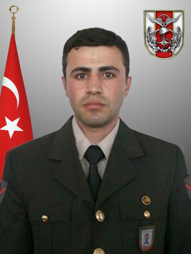 Piyade Uzman Onba Mehmet Orhan <br><br> ehidin Adyaman'daki baba ocana Trk bayraklar asld.