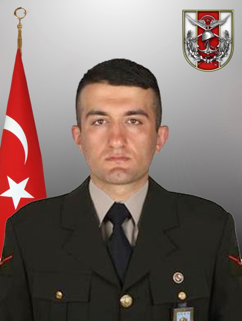 Uzman Onba Ahmet Alpaslan <br><br> Alpaslan'n Baclar'da bulunan evine Trk bayraklar asld, evin nne taziye adr kuruldu.