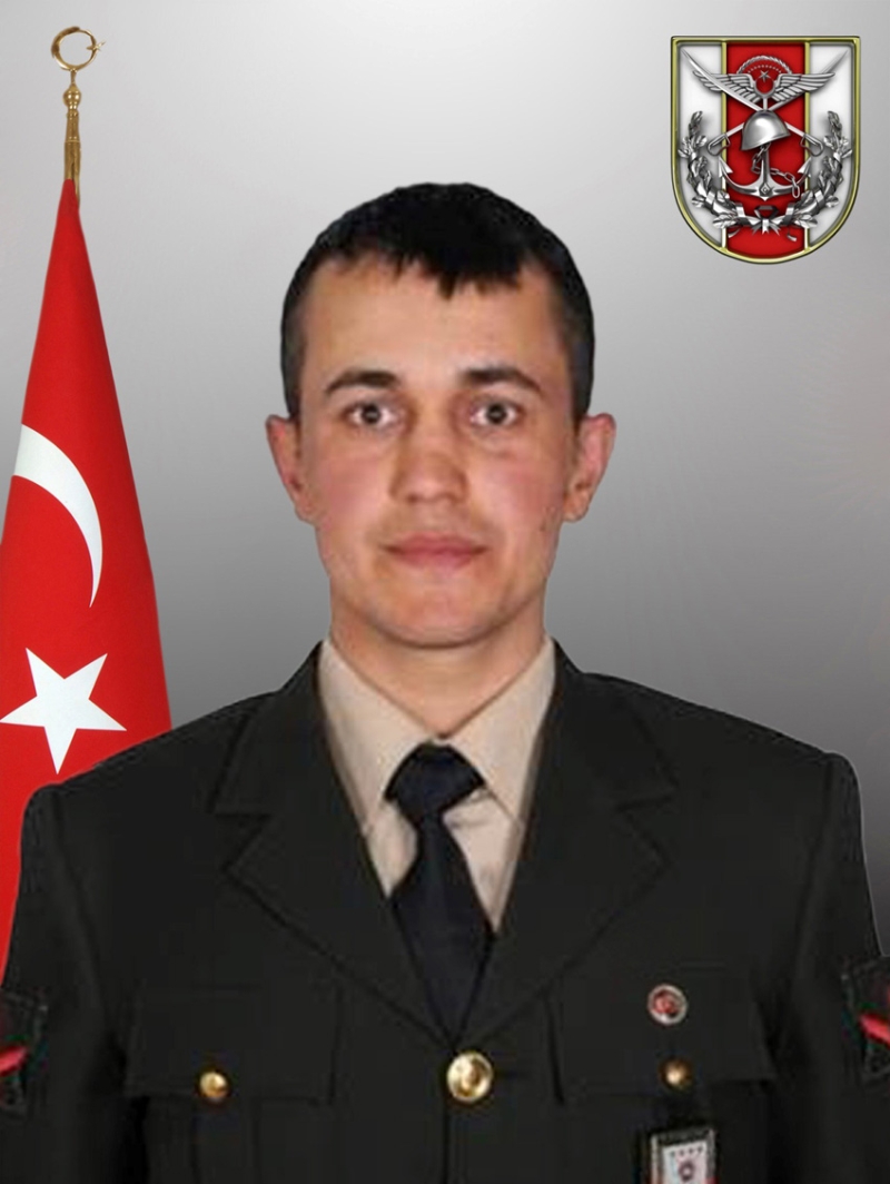 Uzman Onba Recep Bekir <br><br> Tekirda’daki baba ocana Trk bayraklar asld.