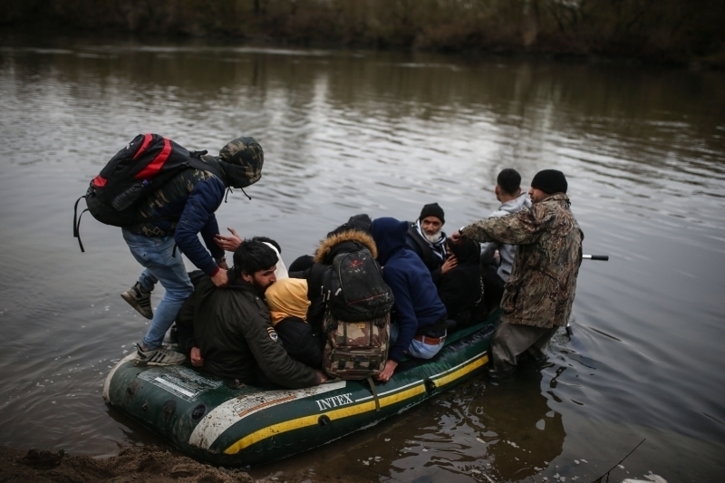 Ba�ta �stanbul olmak �zere Anadolu'nun pek �ok kentinden Edirne'ye gelen d�zensiz g��menlerden baz�lar� Meri� Nehri'nden �i�me botlarla Yunanistan'a ge�meye �al���yor. 