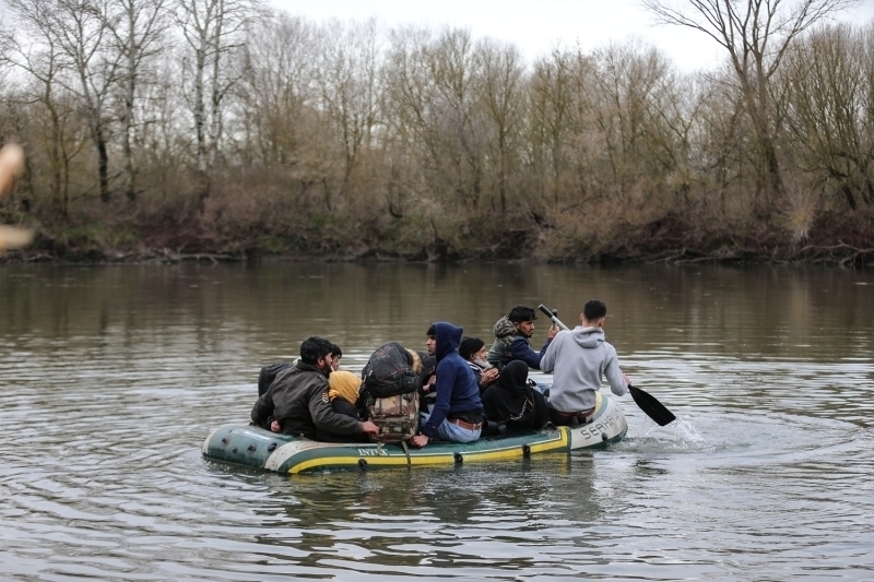 Sabah�n erken saatlerinde Meri� Nehri k�y�s�na gelen Suriyeli bir aile yanlar�ndaki botla birlikte suya girdi. 