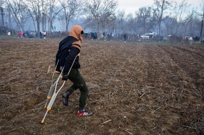 T�rkiye'nin pek �ok b�lgesinden kendi imkanlar�yla Edirne'ye ula�an g��menlerden bir �ranl� '15 saattir yoldayd�k, �ok zor, �ok so�uk, ne olacak bilmiyorum. Isparta'dan geliyoruz' dedi. Yalova'dan �stanbul'a oradan da Edirne'ye ula�t���n� anlatan ba�ka bir g��men de 'A�acaklar m� kap�lar� bekliyoruz. Otob�sler bir yerde b�rakt�, oradan y�r�yerek geldik' diye konu�tu.