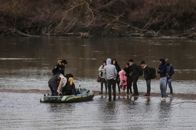 Ailenin bu �abas� ba�ar�s�z oldu botlar� su alan aile nehrin �zerindeki adac�kta mahsur kald�.