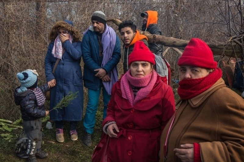 Ailesi ile birlikte Isparta'dan Pazarkule S�n�r Kap�s�'na do�ru y�r�yen g��men ise 'Otob�sten inip, s�n�ra do�ru y�r�meye ba�lad�k. �n�allah kap�lar a��l�r da ge�eriz. Burada hayat �ok zor.  �ocuklar�mla geldim. �ocuklar�m�n biri 4, di�eri 10 ya��nda' �eklinde konu�tu.