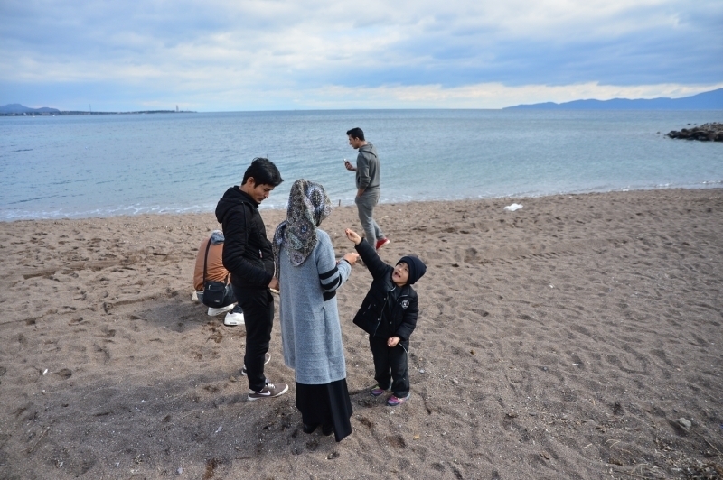 Deniz yoluyla Yunanistan'�n Midilli Adas�'na ge�mek isteyen bir grup d�zensiz g��men, �anakkale'nin Ayvac�k il�esi sahillerine geldi. 