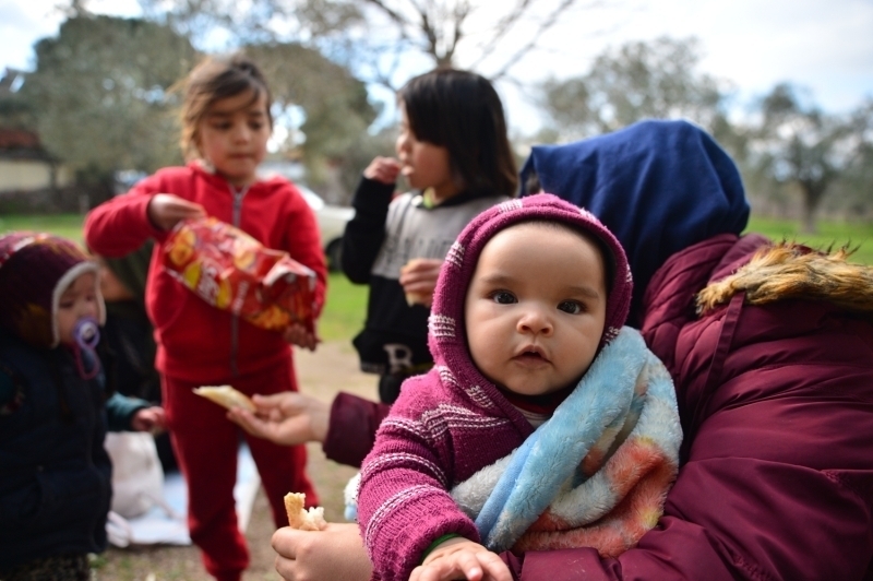Avrupa'ya gitmek isteyen bir grup d�zensiz g��men �anakkale sahiline geldi 