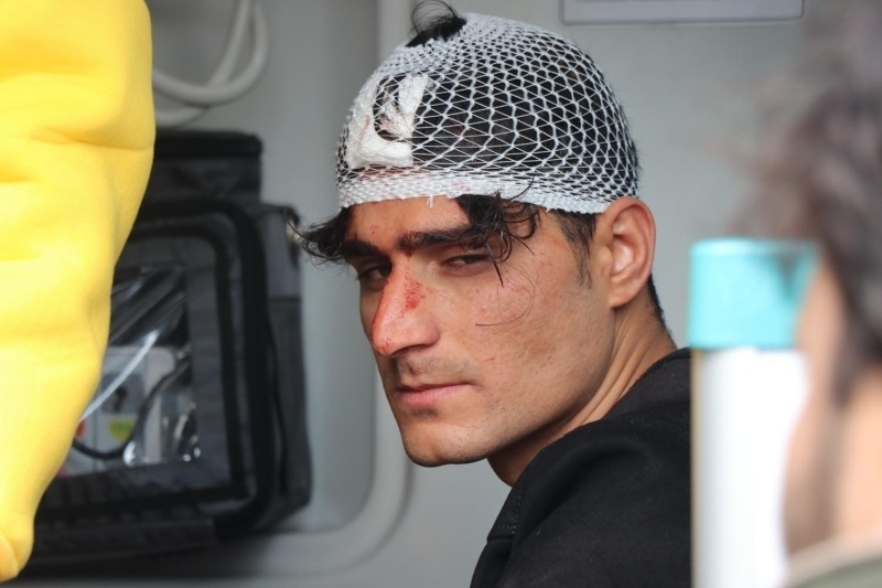  At�lan bir gaz bombas� kaps�l�, 1 g��menin ba��na isabet etti. Yaralanan g��men, b�lgede bekleyen sa�l�k ekipleri taraf�nda ambulansa al�narak tedavi edildi. Bekleyi� s�ras�nda rahats�zlanan g��menlere de sa�l�k ekipleri m�dahale ediyor. G��menlerin bekleyi�leri s�r�yor.