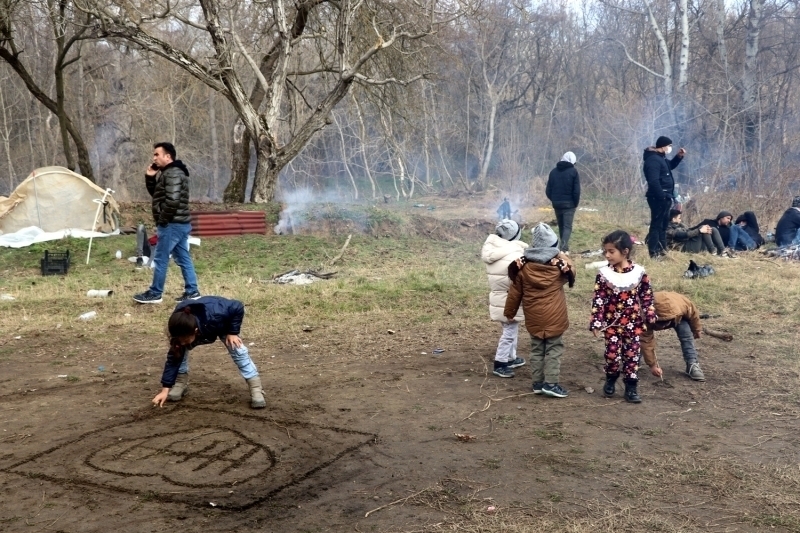 Aileleri tampon b�lgede bekleyen �ocuklar da s�n�r kap�s�ndaki spor alan�nda oyun oynayarak vakit ge�iriyor.