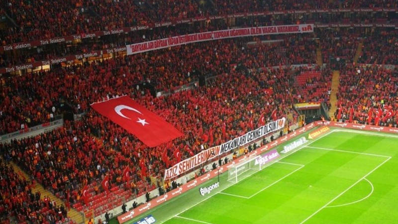 �te yandan Galatasarayl� futbolcular asker selam� vererek �dlib �ehitlerini and�lar.