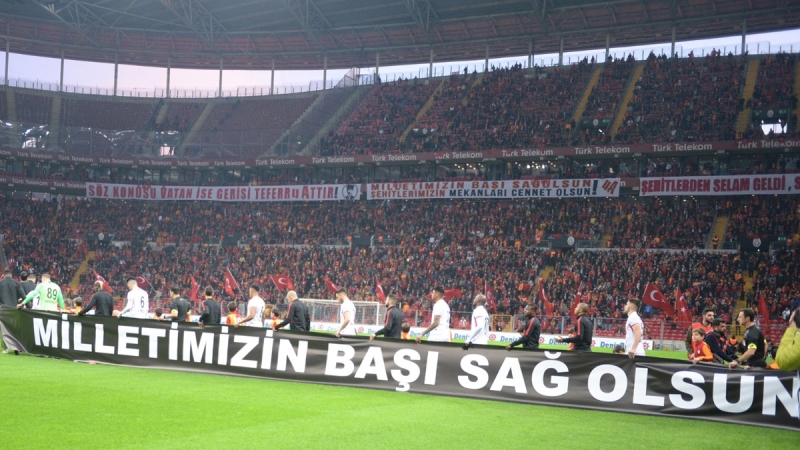 Galatasaray ma�a 'Milletimizin ba�� sa� olsun' pankart�yla ��kt�. 