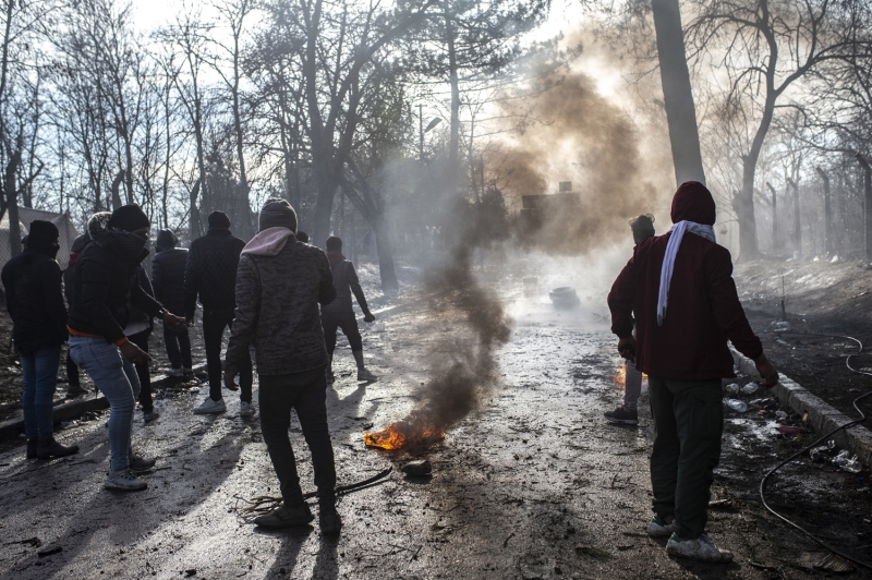 Pazarkule ile Kastanies Snr Kaps arasndaki ara blgede bekleyiini srdren dzensiz gmenlere, Yunan gvenlik gleri biber gaz ve ses bombasyla mdahale etti. 