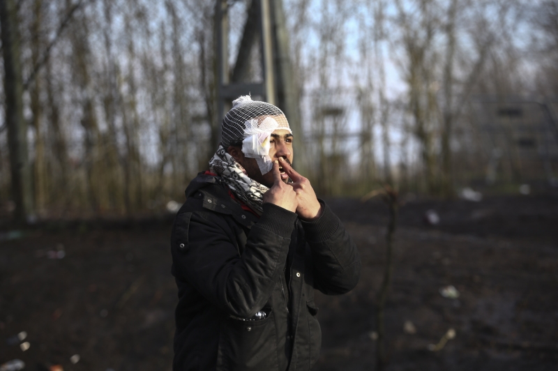 Gmenler arasnda yaralananlar olurken, ta atarak, Yunan gvenlik glerine karlk vermeye altklar grld.