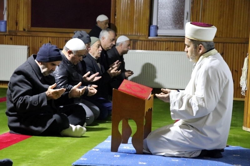 Karabk Alagllk Camisi'nde de cemaat, Bahar Kalkan Harekat'nn zaferle sonulanmas iin ellerini semaya kaldrd.  
