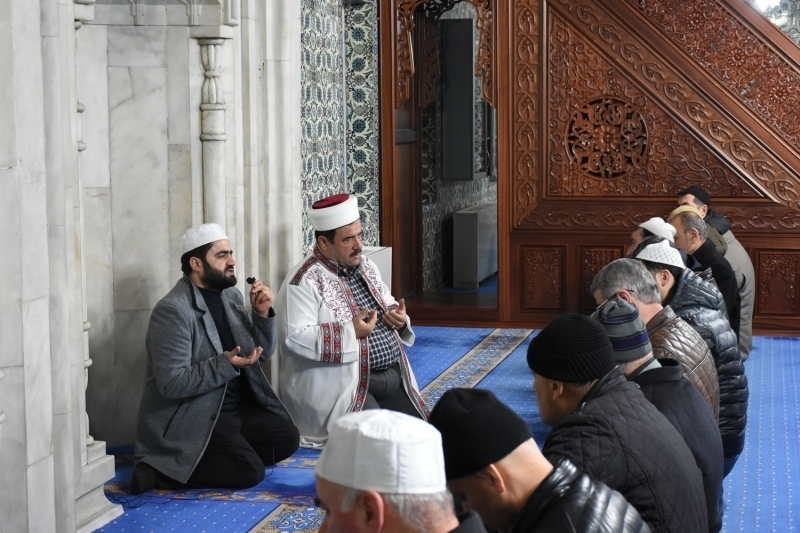 Cami imamnn okuduu Fetih suresine elik eden vatandalar, Bahar Kalkan Harekat'na katlan askerler iin dua etti.