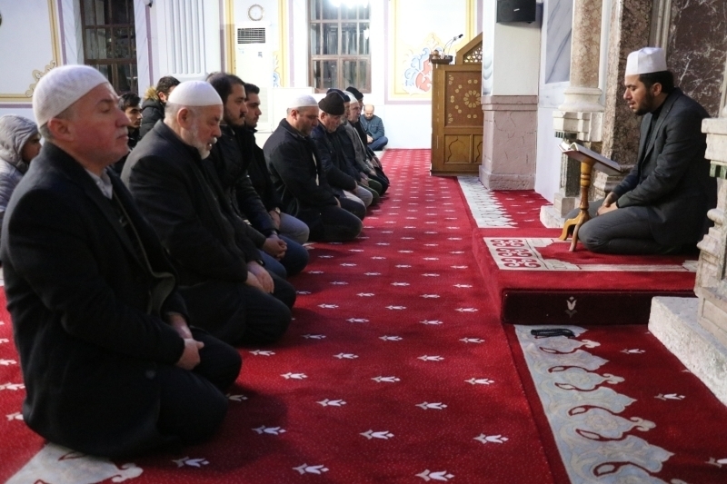 Sabah namazn klmak iin Yldrm Camisi'ne gelen cemaat, dlib'de hain saldr sonucunda ehit olan 34 Mehmetik iin de dua etti.