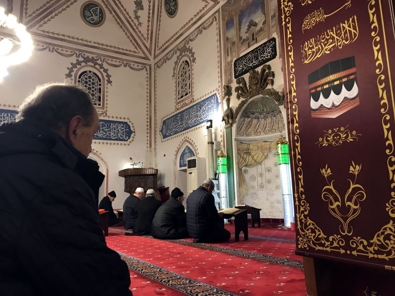 Krklareli'nde Suriye'nin dlip kentinde balatlan Bahar Pnar Harekat'na katlan Mehmetiin muzaffer olmas iin Osmanl'nn Trakya'daki ilk miras Hzrbey Camisi'nde sabah namazndan nce Fetih suresi okundu.  