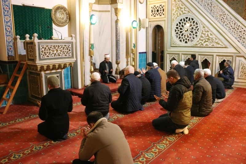 Dzce'de Bahar Kalkan Harekat'na katlan Mehmetiin muzaffer olmas iin kent genelindeki tm camilerde sabah namaznda Fetih suresi okundu.