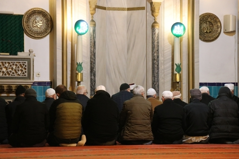 Dzce kent merkezindeki Cedidiye Cami'nde de cemaat hep birlikte el aarak Bahar Kalkan Harekat'nn zaferle sonulanmas iin dua etti.