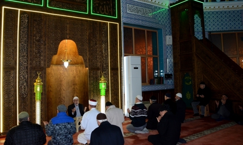 Krehir'de Hoca Ahmed Yesevi Camisi'nde namaz ncesinde din grevlisi Fetih suresinden ayetler okudu.  