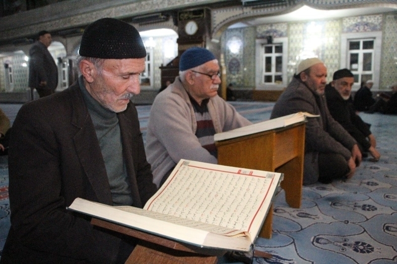 Trk Silahl Kuvvetleri’nin (TSK) Suriye’de balatt Bahar Kalkan Harekat’nn zaferle sonulanmas iin Elaz’da camilerde Fetih Suresi okundu. 