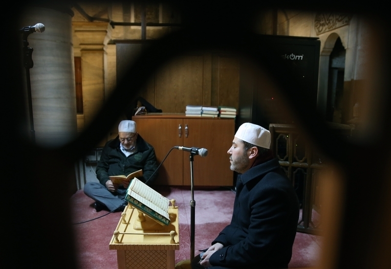 Eyp Sultan Cami'nde sabah namazndan nce Fetih suresi okunurken, Mehmetiin muvaffakiyeti iin dua eden imama cemaat de elik etti.  