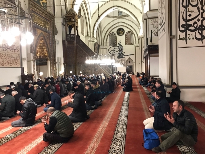 Bursa'daki tarihi selatin camilerinden Ulucami'de sabah namazndan nce Fetih suresi okundu.