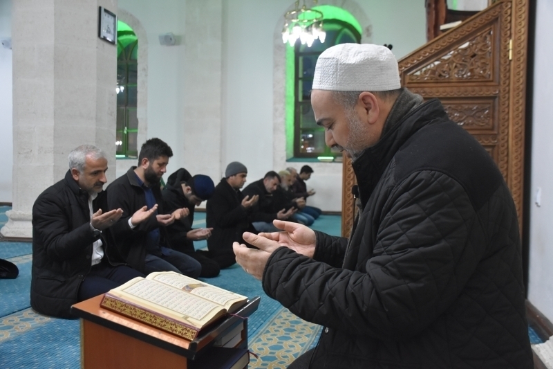 Trk ordusunun nemini vurgulayan Ta, 'Bizim sadece silahl ordumuz yok ayn zamanda bir de tarih boyunca dua ordumuz var. Silah ve dua ordumuza yardm eden asil milletiz. Bugn de askerimiz snrlarn tesinde dlib'te destan yazyor. Biz de camilerimiz de askerlerimiz iin dua ediyoruz. Trkiye'de 96 bin camide bu sabah namaznda Fetih sreleri okundu. Ordumuza dualar ediliyor. nallah Bahar Kalkan Harekat inallah zaferle dneceiz.' eklinde konutu.