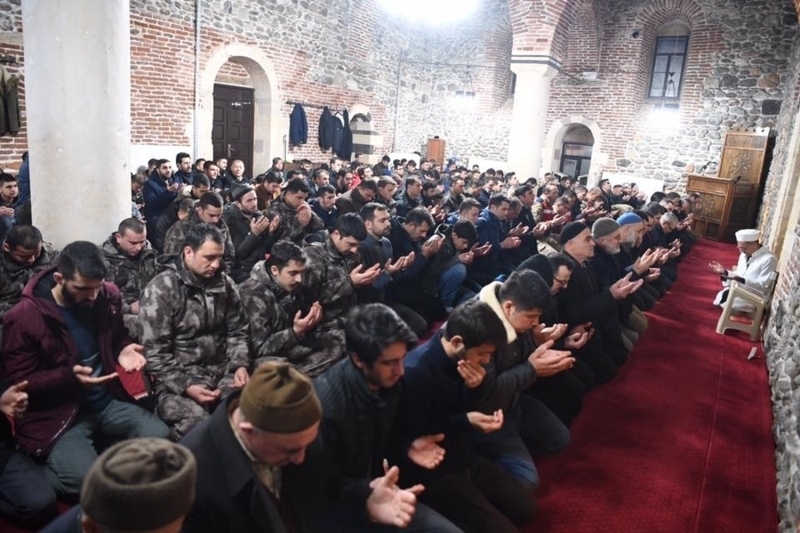 Mft Emrah Demirta, yapt konumada, 'Allah'm sen Mehmetimizin ayana ta dedirme. Zaferle askerilerimiz geri dnsn. Allah onlar korusun' dedi.