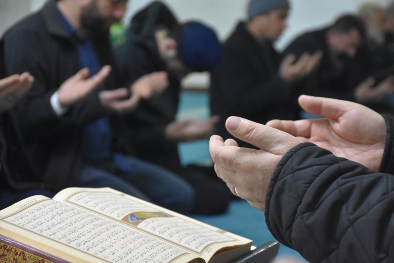 Vatandalar okunan Fetih suresini dinledi.