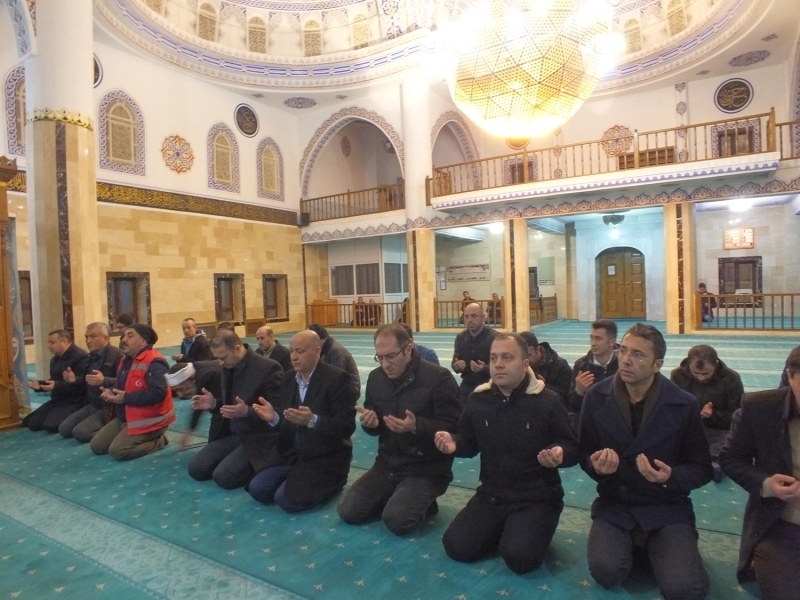 Mu alayan Camisi'nde sabah namazna mteakip Fetih suresi okundu.