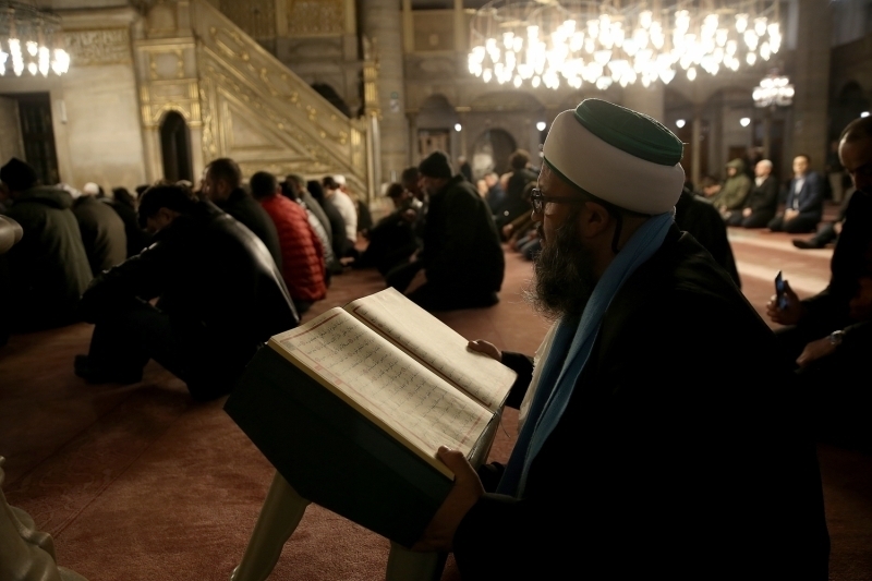Baz vatandalar da Mehmetik iin Kur'an- Kerim okudu.     