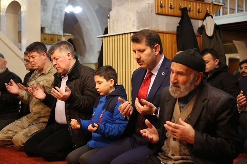 Ulu Cami'de gerekletirilen programa Sivas Valisi Salih Ayhan, Belediye Bakan Hilmi Bilgin ile dier il protokol katld. 