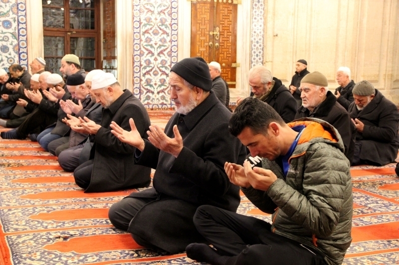 Baz vatandalar da Mehmetik iin Kur'an- Kerim okudu.  