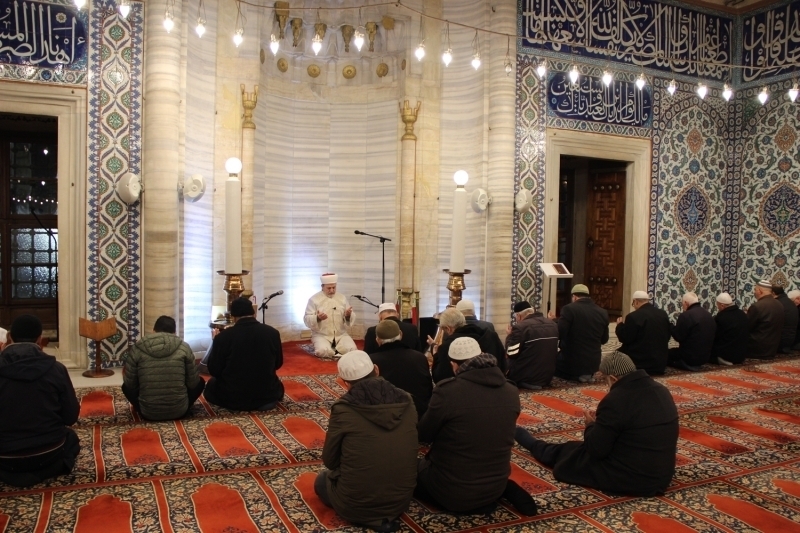 Namaz sonras ise Selimiye Camisi Ba mam Sleyman Demiray tarafndan dua edilerek, cemaat Mehmetiin baars iin ellerini semaya at.  