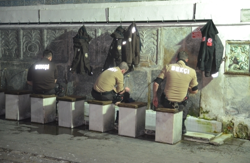 Ktahya'daki tarihi Ulu Cami'de sabah namaz ncesi gerekletirilen programn ardndan gazetecilere aklamalarda bulunan l Mfts Hseyin Hazrlar, okunan srelerin ve yaplan dualarn Mehmetik iin manevi destek saladna inandklarn syledi.