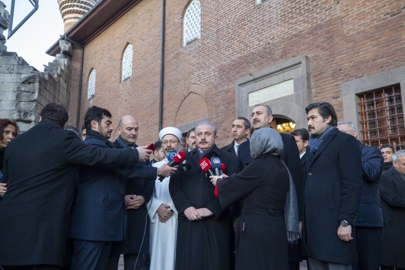 Ankara'da Hac Bayram Camisi'nde dzenlenen programa TBMM Bakan Mustafa entop, ileri Bakan Sleyman Soylu, Adalet Bakan Abdulhamit Gl ve Diyanet leri Bakan Ali Erba ile ok sayda vatanda katld.  