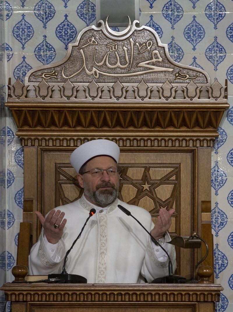 Okunan Fetih suresinin ardndan sabah namazn kldran Diyanet leri Bakan Erba, Bahar Kalkan Harekat'na katlan Mehmetik iin 'zafer' duas etti.  