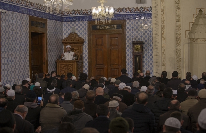 Erba, u ifadeleri kulland:  'Allah'm vatanmzn gvenlii, milletimizin huzuru, blgemizde bar ve selametin temini iin kahraman gvenlik glerimizin, anl ordumuzun balatt harekat hayrl eyle ve anl ordumuzu nusretinle ve kudretinle muvaffak eyle.  Ya Rab, g ver bize, anl bayramz hi bir zaman inmesin Allah'm. Din ve mukaddesat urunda en aziz varlklarn feda eden Bedir'den Malazgirt'e, anakkale'den stiklal Harbi'ne, 15 Temmuz'dan dlip ehitlerimize kadar tm ehitlere rahmet eyle Allah'm. Gazilerimizden vefat edenlere rahmet, hayatta olanlara salkl ve hayrl bir mr nasip eyle, kendilerine ifa ver Allah'm.'  