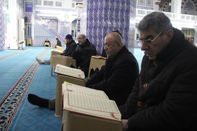 Kayseri'de, Suriye'de balatlan Bahar Kalkan Harekat'nn zaferle sonulanmas iin kentteki camilerde sabah namaz ncesi Fetih Suresi okundu. 