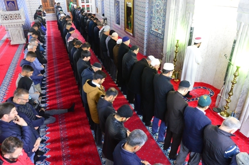 anlurfa'daki tarihi Balklgl Yerlekesi'nde bulunan Dergah Camisi'ne sabah namaz iin gelen cemaat, Bahar Kalkan Harekat'nn zaferle sonulanmas iin dua etti. 