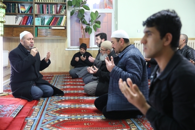 Nevehir'deki btn camilerde sabah namaznda dua edildi. Namazn vatandalarla birlikte Alibey Camisinde idrak eden Nevehir l Mfts Yakup ztrk, dlib'te balatlan Bahar Kalkan Harekat'nda grev alan Mehmetik iin dua etti.