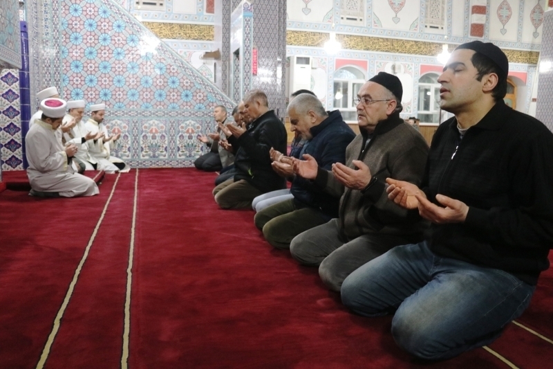 Suriye'nin dlib kentinde balatlan Bahar Kalkan Harekat'na katlan Mehmetiin muzaffer olmas iin Ar'daki btn camilerde sabah namaznda Fetih suresi okundu, dualar edildi.  